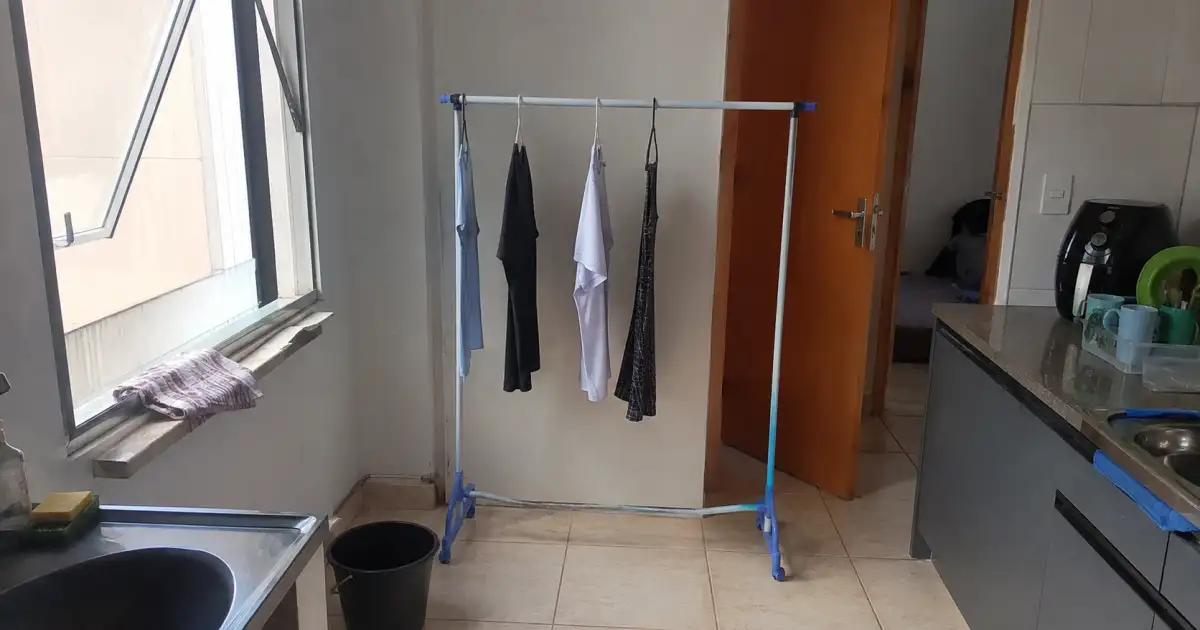 rotina de ventilacao em area de servico de apartamento pequeno com varal espacado