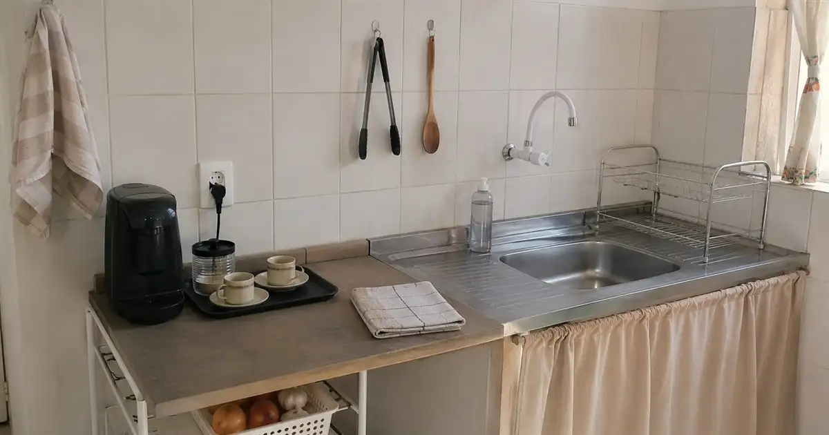bancada de cozinha alugada com bandeja de cafe area livre de preparo e escorredor compacto