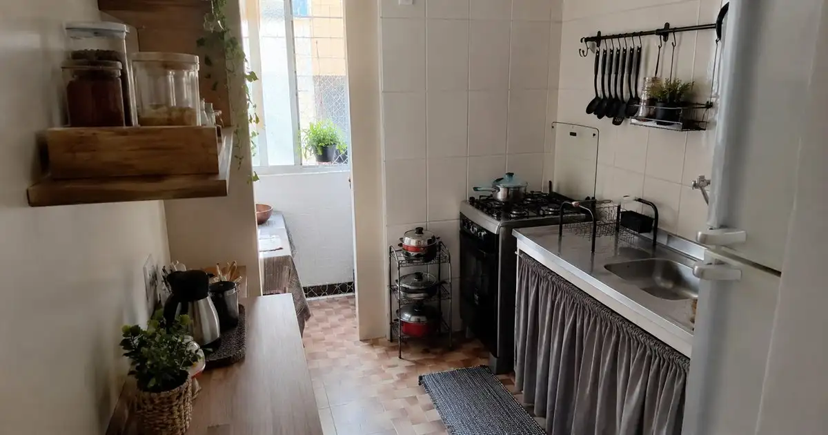 Cozinha Alugada Sem Armários Planejados: Como Organizar Bancada, Parede e Despensa Sem Reforma