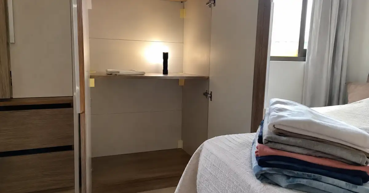 diagnostico de cheiro de mofo em armario de apartamento alugado com lanterna e etiquetas