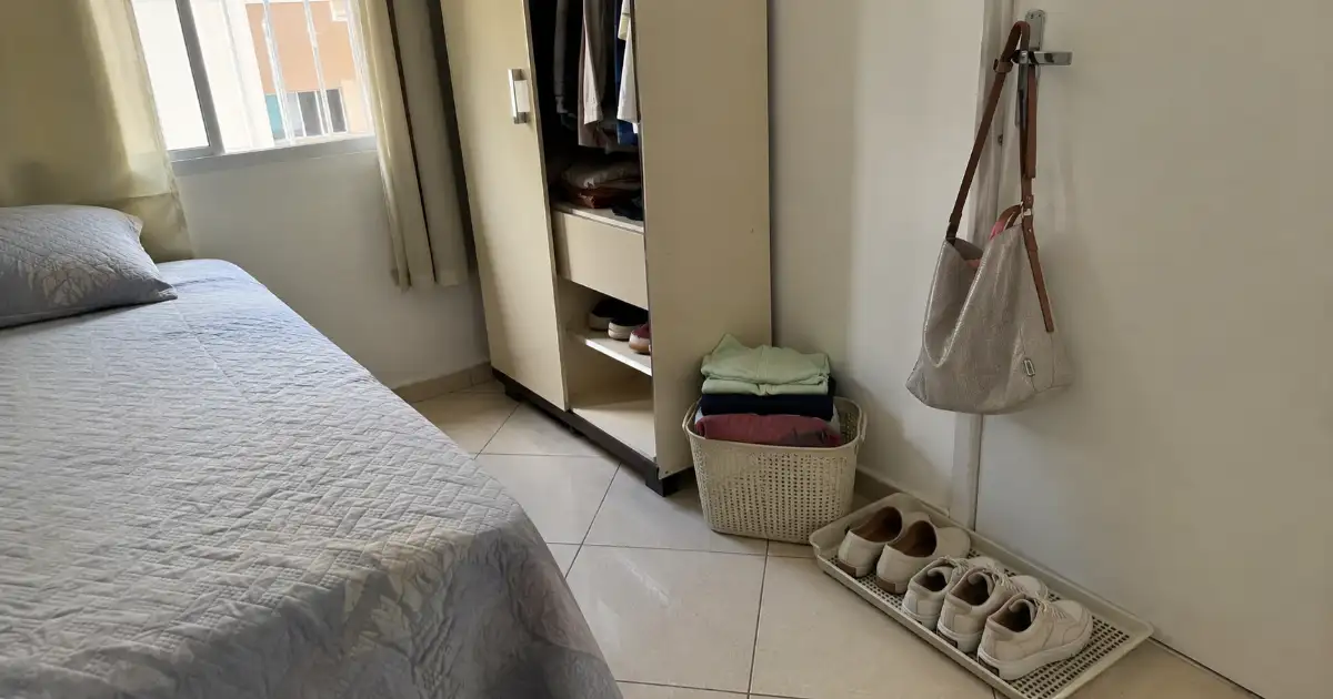 fluxo de sapatos bolsas e roupa limpa fora do guarda-roupa pequeno