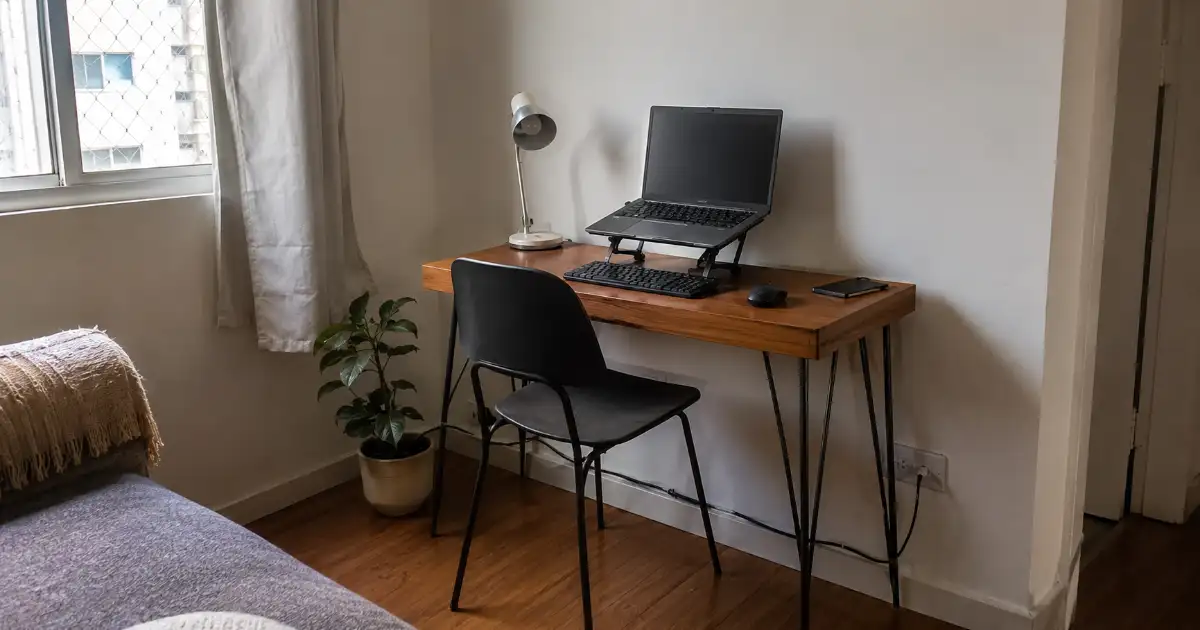 Home Office em Apartamento Alugado: Montagem Sem Furo, Sem Obra e Sem Improviso