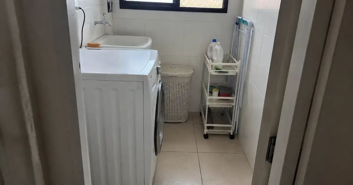 Lavanderia Pequena de Apartamento Alugado: Organização Sem Reforma