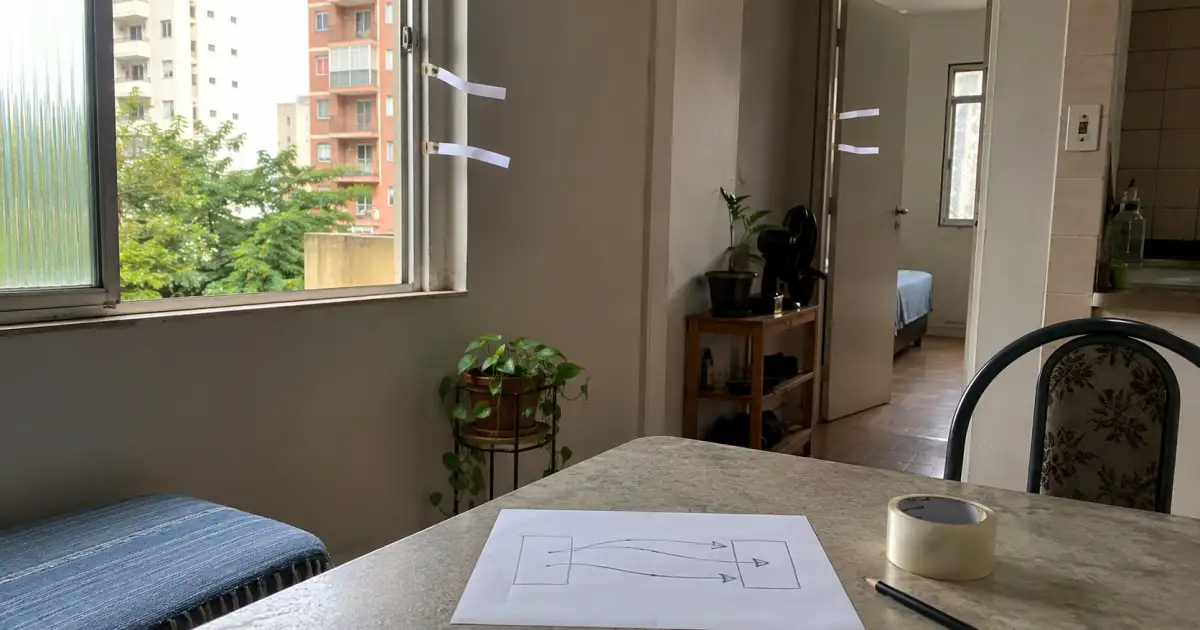 ventilador pequeno posicionado para ajudar a renovar o ar em quarto de apartamento pequeno