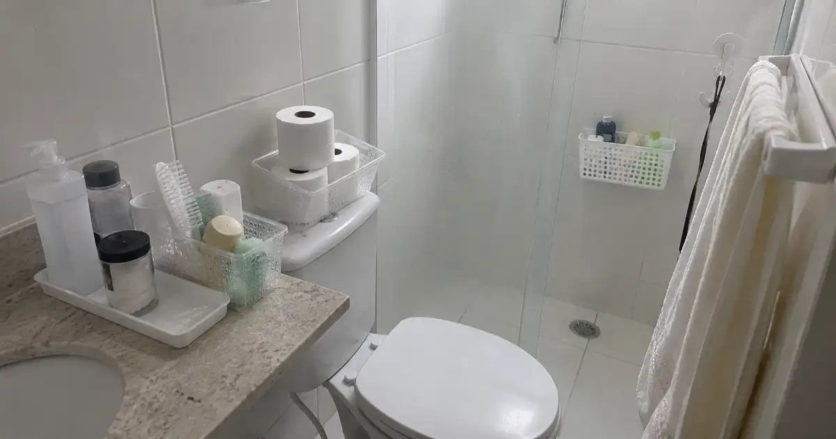 materiais removíveis para organizar produtos e toalhas em banheiro pequeno alugado