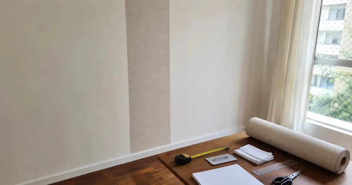 parede de apartamento alugado preparada com trena espatula macia rolo de papel removivel e pano limpo