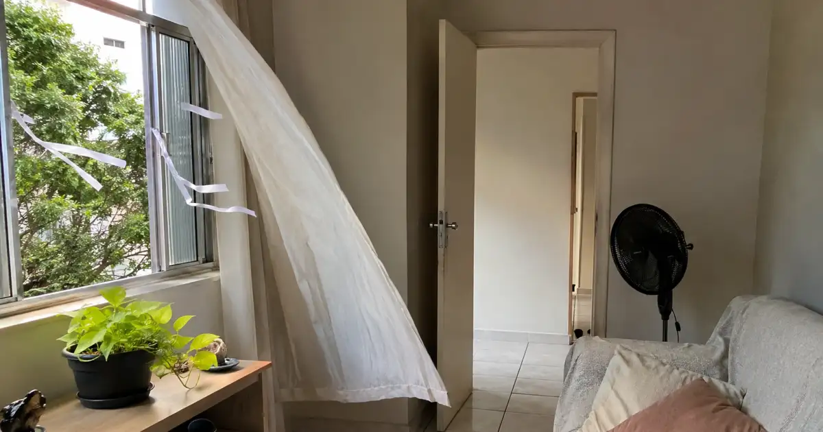 teste de ventilacao cruzada em apartamento pequeno com tiras de papel perto da janela