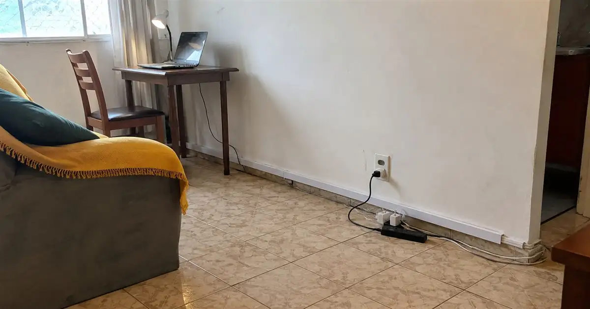 Tomadas Mal Posicionadas em Apartamento Alugado: Como Organizar Cabos e Eletros Sem Quebra-Quebra