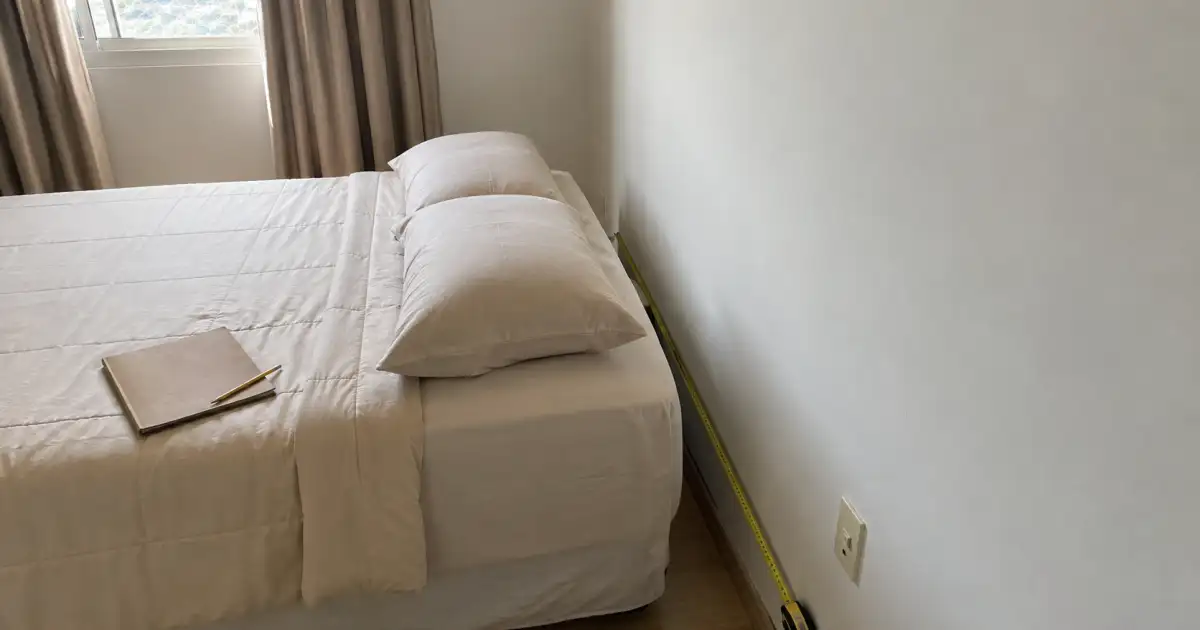 trena medindo parede atras da cama para escolher cabeceira sem furar em quarto alugado