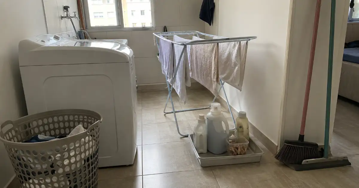 zonas de roupa suja lavagem secagem e produtos em lavanderia pequena alugada